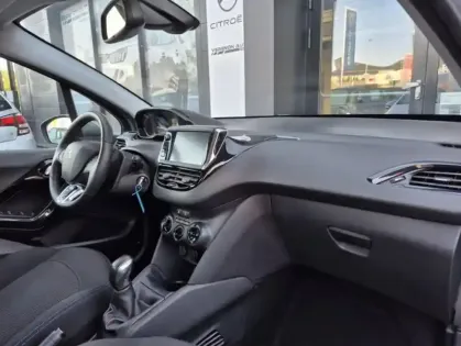 Photo 22 Peugeot 208 Puretech 82 Signature