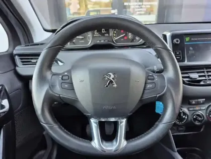 Photo 11 Peugeot 208 Puretech 82 Signature