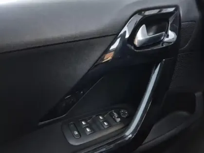 Photo 23 Peugeot 208 Puretech 82 Signature