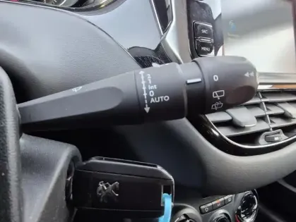 Photo 12 Peugeot 208 Puretech 82 Signature