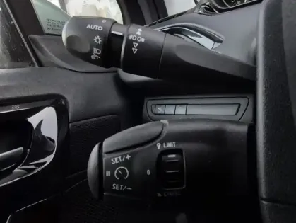 Photo 10 Peugeot 208 Puretech 82 Signature