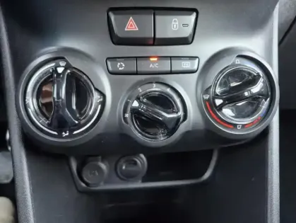 Photo 25 Peugeot 208 Puretech 82 Signature