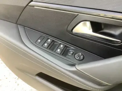 Photo 16 Peugeot 208 Nouvelle PureTech 100 S&amp;S BVM6 GT