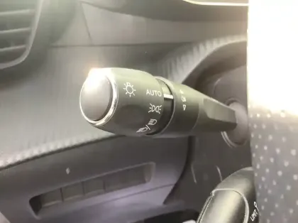 Photo 25 Peugeot 208 Nouvelle PureTech 100 S&amp;S BVM6 GT