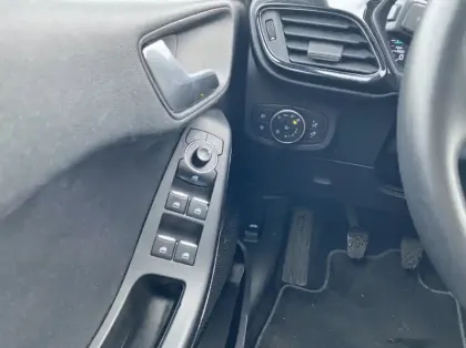 Photo 5 Ford Fiesta 1.1 75ch Titanium 5p