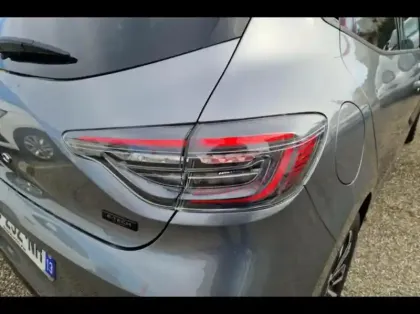 Photo 13 Renault Clio  1.6 E-Tech 145ch full hybrid Techno - 24