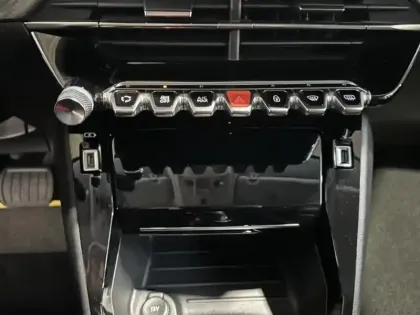 Photo 14 Peugeot 208  e- 136ch Allure