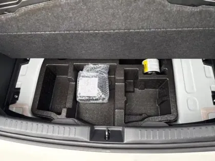 Photo 13 Toyota Yaris  116h Design 5p