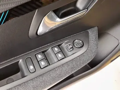 Photo 23 Peugeot 208  Electrique 50 kWh 136ch