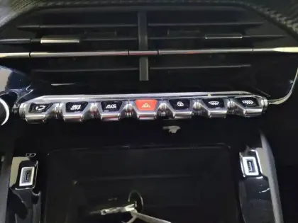 Photo 44 Peugeot 2008  Electrique 136 ch