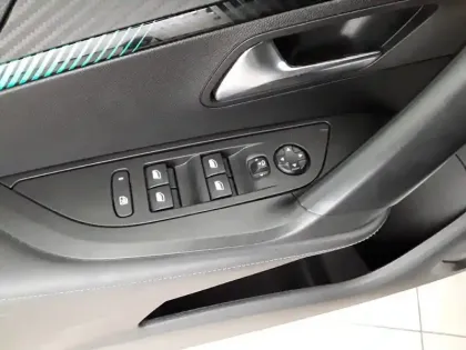 Photo 50 Peugeot 2008  PureTech 100 S&S BVM6