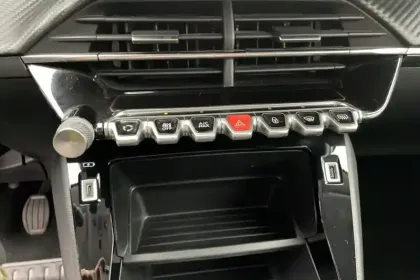 Photo 15 Peugeot 208  PureTech 75 S&S BVM5