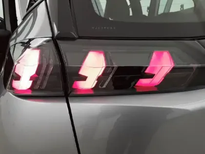 Photo 16 Peugeot 2008  PureTech 100 S&S BVM6