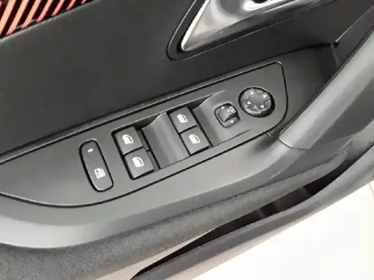 Photo 24 Peugeot 2008  PureTech 100 S&S BVM6