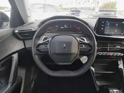 Photo 8 Peugeot 2008  PureTech 130 S&S EAT8