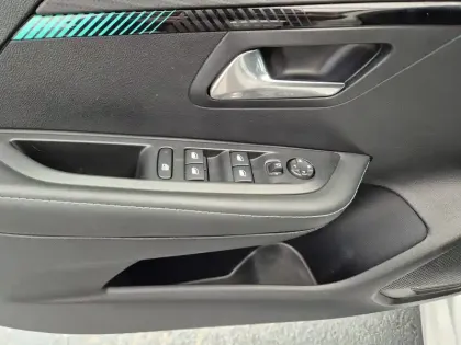 Photo 21 Peugeot 208  Electrique 50 kWh 136ch