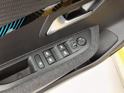 Photo 42 Peugeot 208  Electrique 50 kWh 136ch