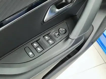 Photo 24 Peugeot 2008  Electrique 136 ch