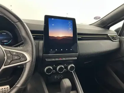 Photo 11 Renault Clio  E-Tech full hybrid 145