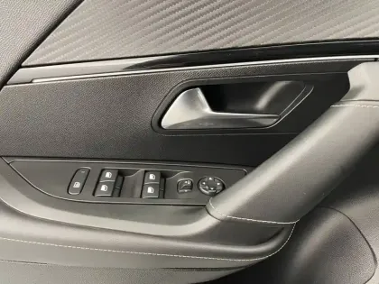 Photo 53 Peugeot 2008  PureTech 130 S&S BVM6