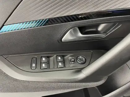 Photo 31 Peugeot 2008  PureTech 100 S&S BVM6