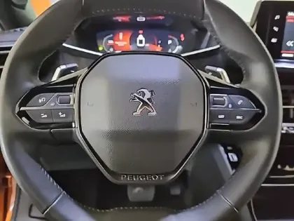 Photo 8 Peugeot 2008  PureTech 130 S&S EAT8