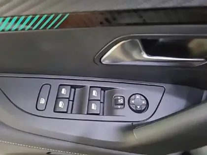 Photo 31 Peugeot 2008  PureTech 130 S&S EAT8