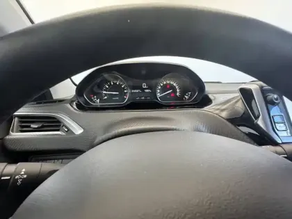 Photo 18 Peugeot 208  PureTech 82ch S&S BVM5