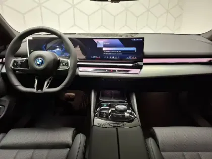 Photo 13 BMW Serie 5 i5 Touring eDrive40 340 ch