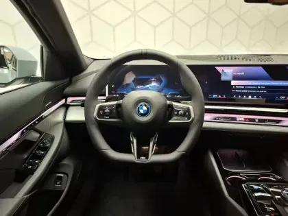 Photo 12 BMW Serie 5 i5 Touring eDrive40 340 ch