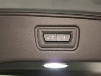 Photo 21 BMW Serie 5 i5 Touring eDrive40 340 ch