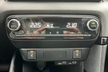 Photo 21 Toyota Yaris  Hybride 130h