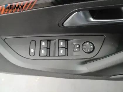 Photo 11 Peugeot 2008  PureTech 130 S&S BVM6