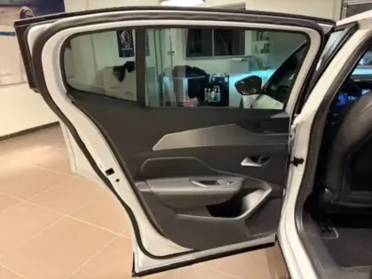 Photo 13 Peugeot 408  Hybrid 145 e-DCS6