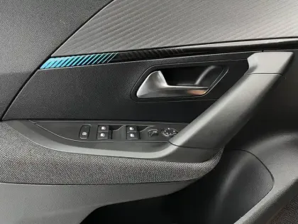 Photo 53 Peugeot 2008  PureTech 100 S&S BVM6