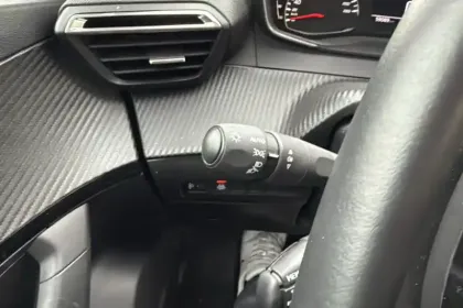 Photo 75 Peugeot 2008  PureTech 100 S&S BVM6