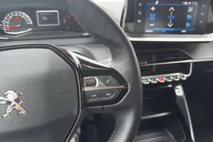 Photo 17 Peugeot 2008  PureTech 100 S&S BVM6