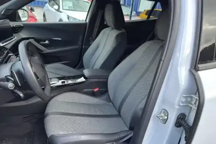 Photo 9 Peugeot 2008  Hybrid 136 e-DCS6