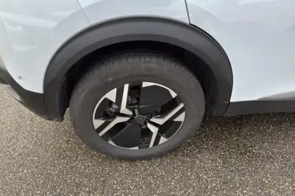 Photo 13 Peugeot 2008  Hybrid 136 e-DCS6