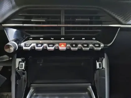 Photo 24 Peugeot 208  PureTech 100 S&S BVM6