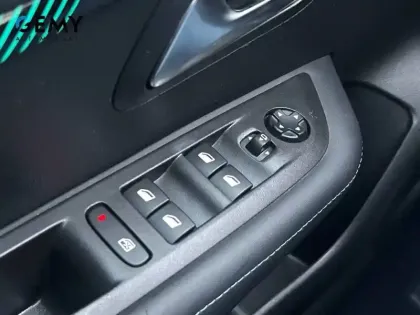 Photo 100 Peugeot 208  PureTech 100 S&S EAT8