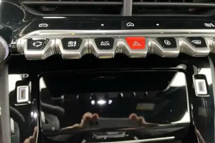 Photo 15 Peugeot 208  Hybrid 110 e-DCS6