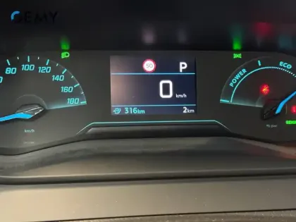 Photo 14 Peugeot 2008  Electrique 50 kWh 136 ch