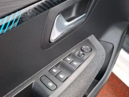 Photo 14 Peugeot 208  Electrique 50 kWh 136ch