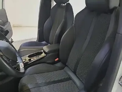 Photo 31 Peugeot 2008  BlueHDi 130 S&S EAT8