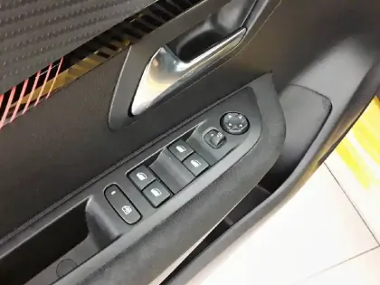 Photo 25 Peugeot 208  PureTech 100 S&S EAT8