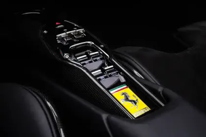 Photo 42 Ferrari 296 gts  3.0 Turbo V6 Hybride 830 ch