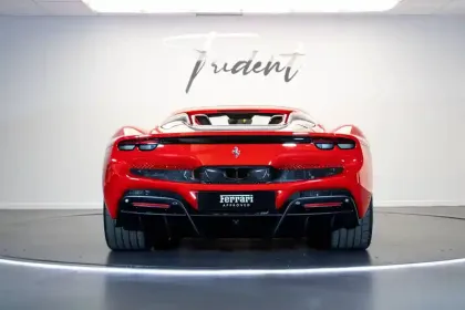 Photo 5 Ferrari 296 gts  3.0 Turbo V6 Hybride 830 ch