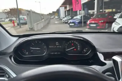 Photo 21 Peugeot 208  PureTech 82ch S&S BVM5