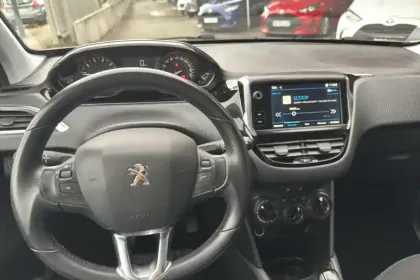 Photo 20 Peugeot 208  PureTech 82ch S&S BVM5